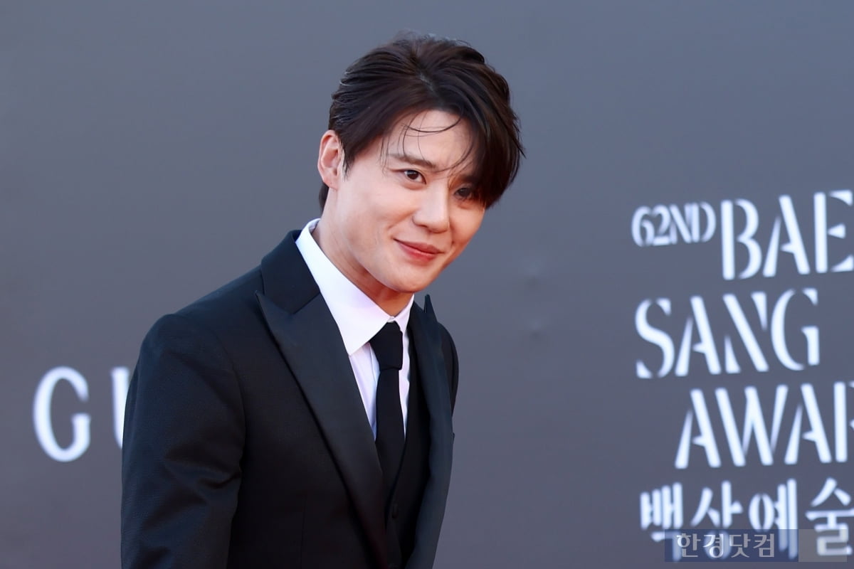Musical actor Kim Junsu attends the red carpet event of the 62nd Baeksang Arts Awards held at COEX in Samseong-dong, Seoul on the 8th.