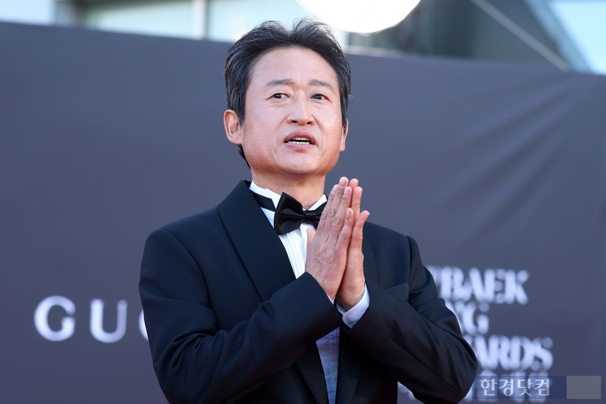 Actor Yoo Seung-mok attends the red carpet event of the 62nd Baeksang Arts Awards held at COEX in Samseong-dong, Seoul on the 8th.