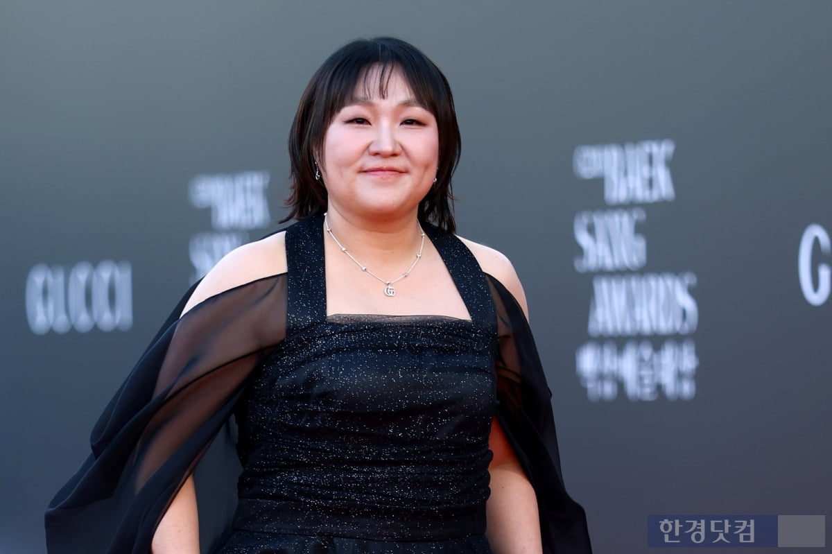 Entertainer Lee Su-ji attends the red carpet event of the 62nd Baeksang Arts Awards held at COEX in Samseong-dong, Seoul on the 8th.
