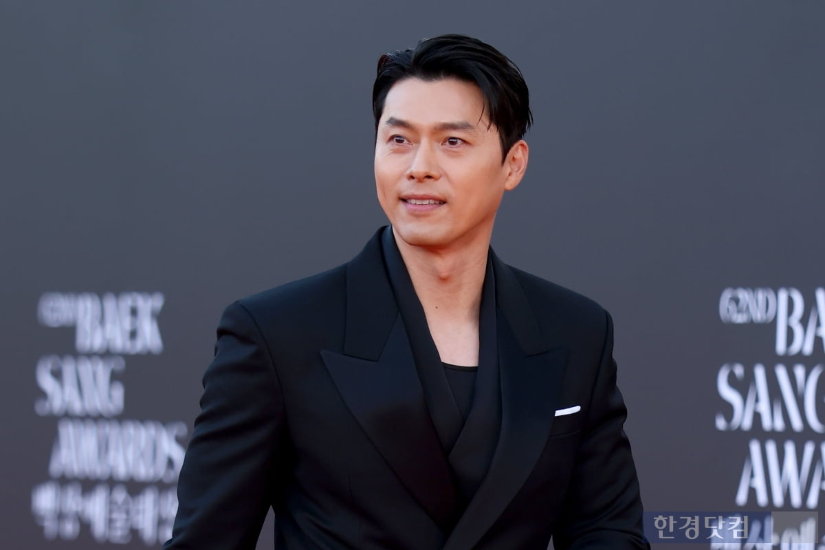 Actor Hyun Bin attends the red carpet event of the 62nd Baeksang Arts Awards held at COEX in Samseong-dong, Seoul on the 8th.