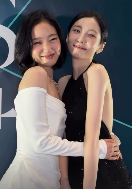 노란 수영복에 섹시한 몸매 어필하는 존예 처자