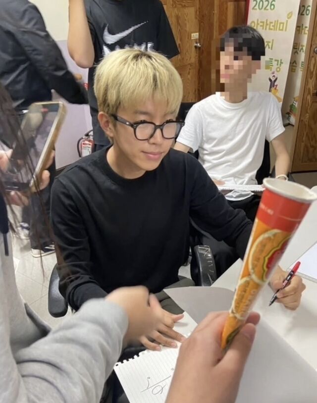 노란 수영복에 섹시한 몸매 어필하는 존예 처자