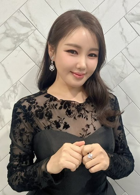 노란 수영복에 섹시한 몸매 어필하는 존예 처자