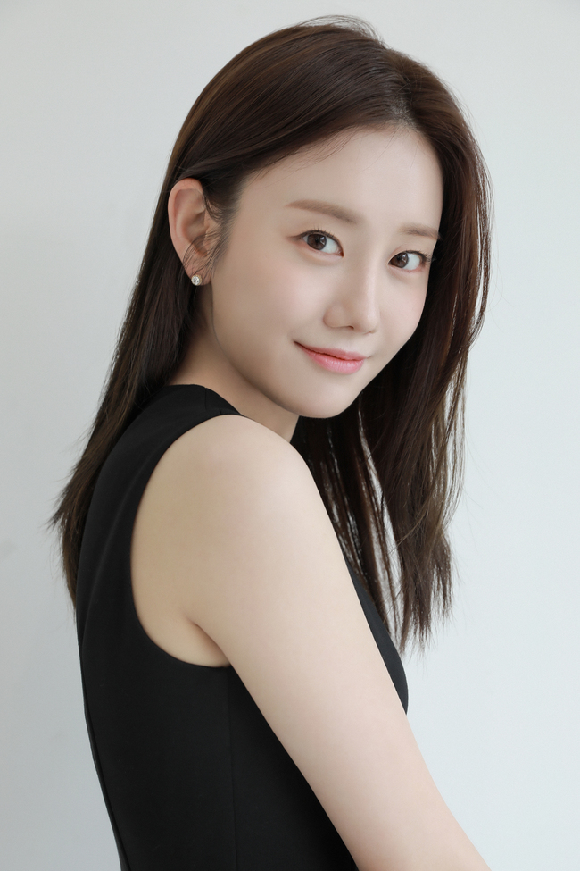 노란 수영복에 섹시한 몸매 어필하는 존예 처자