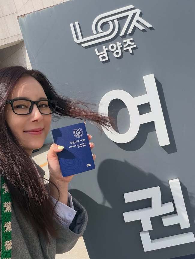 노란 수영복에 섹시한 몸매 어필하는 존예 처자