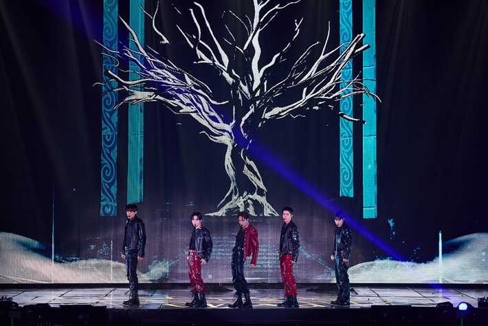 The first song of this concert was the debut track 'MAMA', and the final song was 'Your World'. Provided by SM Entertainment
