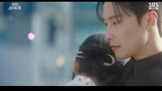 노란 수영복에 섹시한 몸매 어필하는 존예 처자