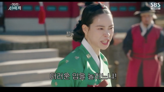 노란 수영복에 섹시한 몸매 어필하는 존예 처자