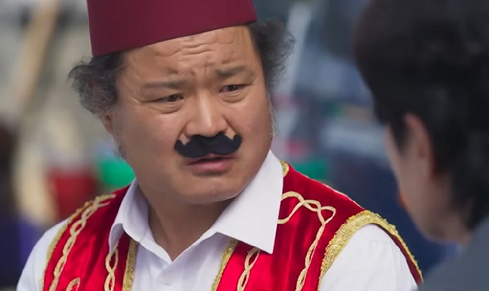 노란 수영복에 섹시한 몸매 어필하는 존예 처자