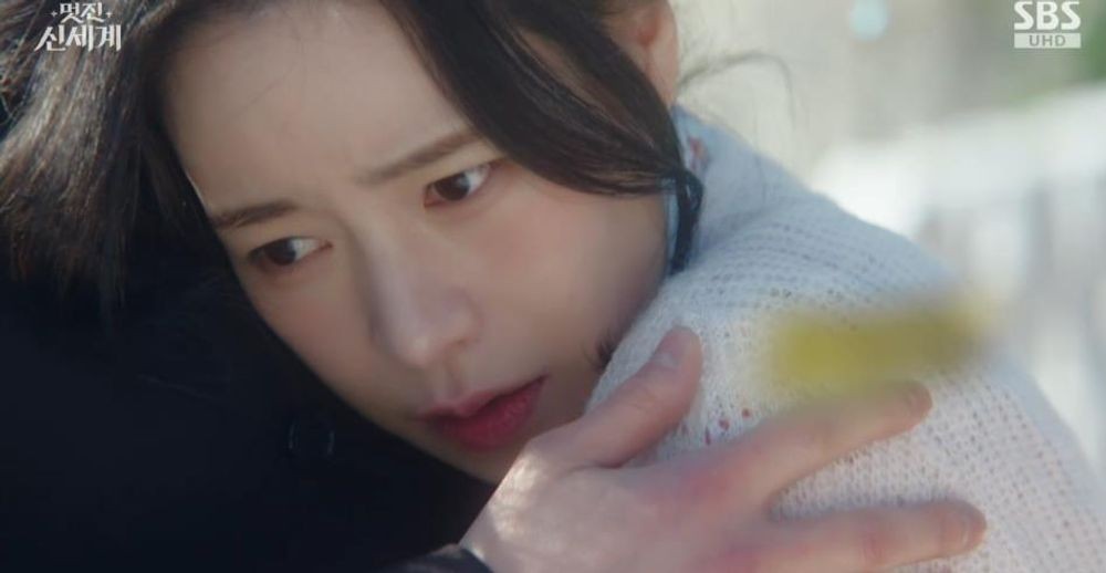 노란 수영복에 섹시한 몸매 어필하는 존예 처자