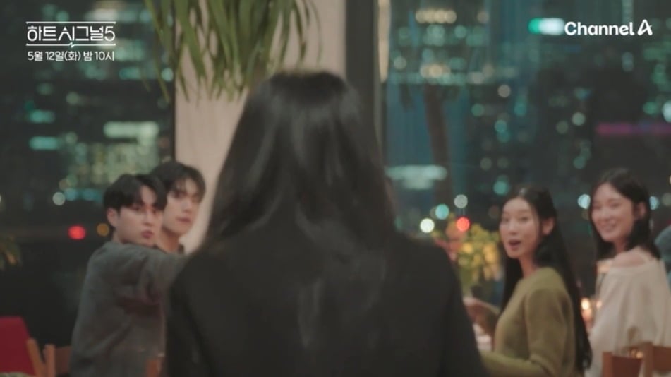 노란 수영복에 섹시한 몸매 어필하는 존예 처자