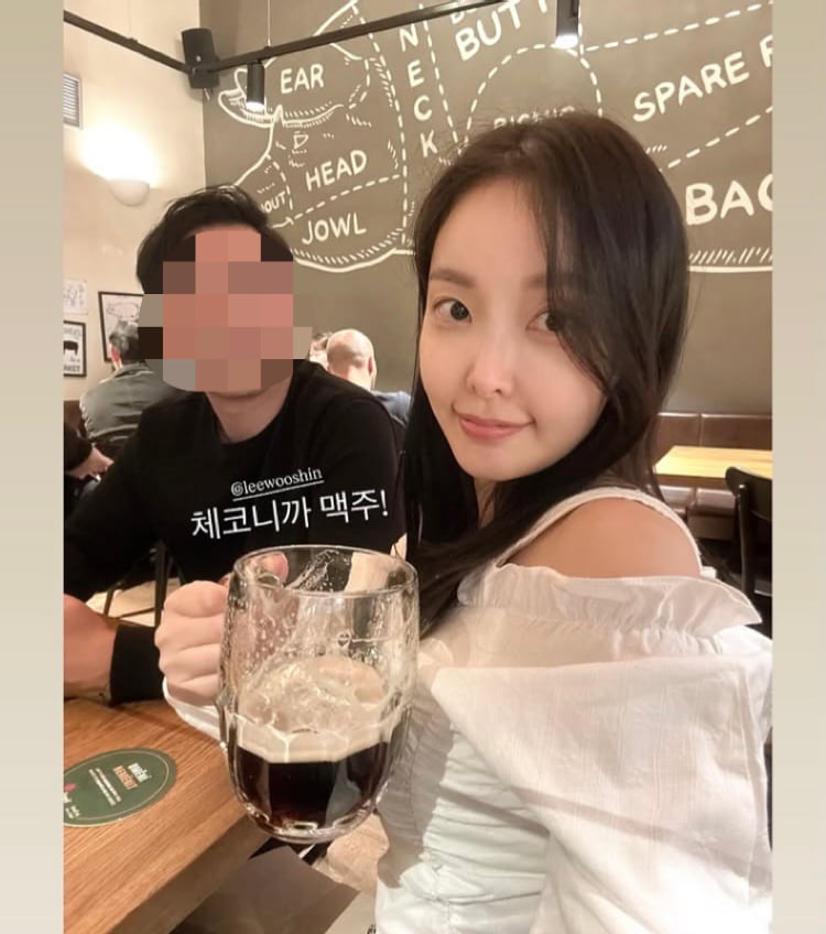 노란 수영복에 섹시한 몸매 어필하는 존예 처자