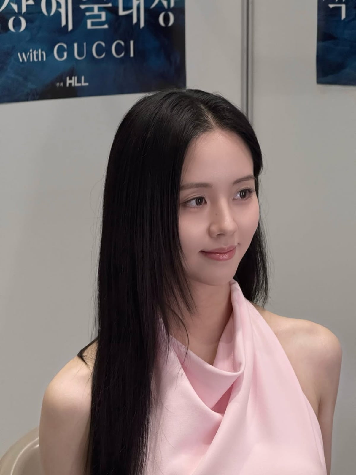 노란 수영복에 섹시한 몸매 어필하는 존예 처자