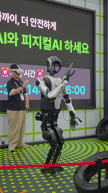 페르소나AI와 버넥트가 공동 개발한 휴머노이드 로봇이 VR 기기를 쓴 직원의 행동을 따라 하고 있다. 나유진 기자