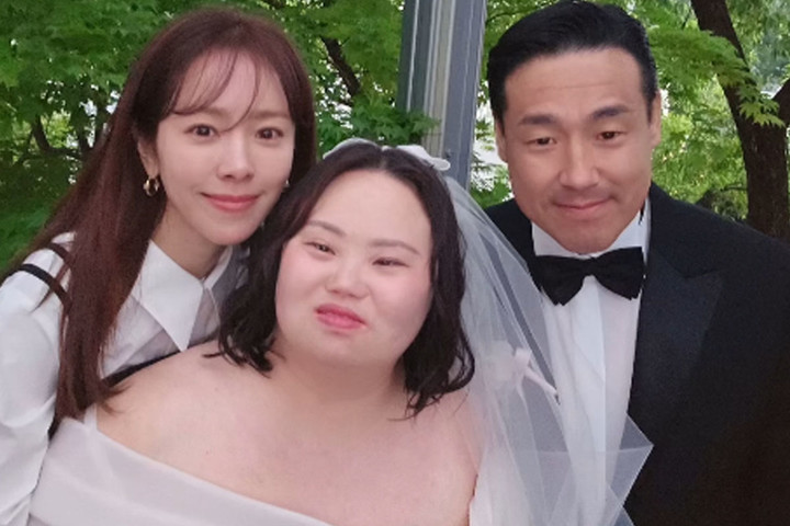 노란 수영복에 섹시한 몸매 어필하는 존예 처자