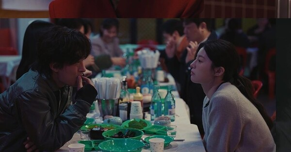 노란 수영복에 섹시한 몸매 어필하는 존예 처자