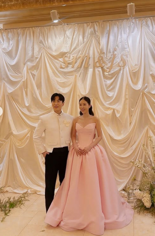 노란 수영복에 섹시한 몸매 어필하는 존예 처자