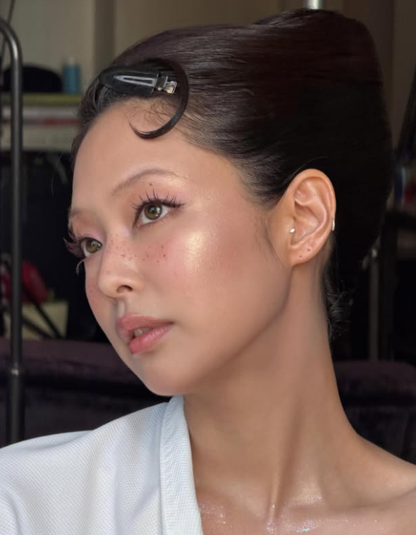 노란 수영복에 섹시한 몸매 어필하는 존예 처자
