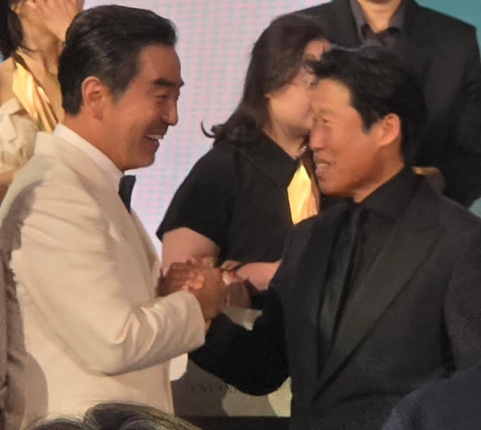 노란 수영복에 섹시한 몸매 어필하는 존예 처자
