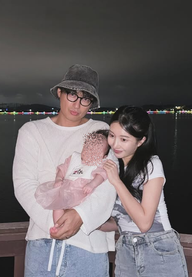노란 수영복에 섹시한 몸매 어필하는 존예 처자