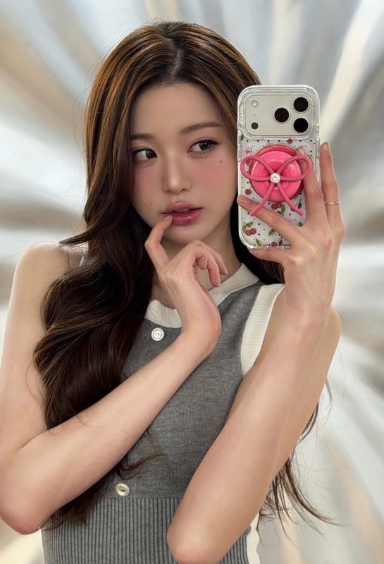 노란 수영복에 섹시한 몸매 어필하는 존예 처자