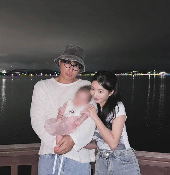노란 수영복에 섹시한 몸매 어필하는 존예 처자