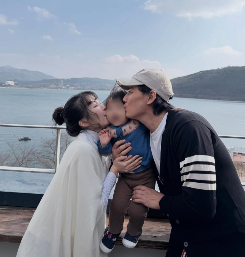 노란 수영복에 섹시한 몸매 어필하는 존예 처자