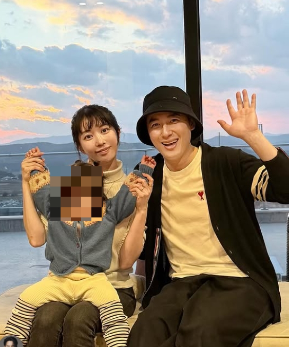 노란 수영복에 섹시한 몸매 어필하는 존예 처자
