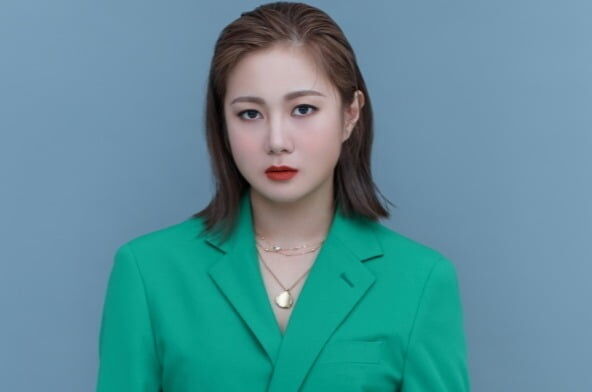 노란 수영복에 섹시한 몸매 어필하는 존예 처자