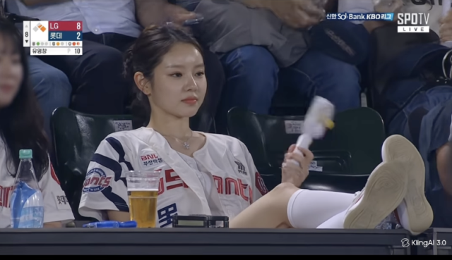 노란 수영복에 섹시한 몸매 어필하는 존예 처자