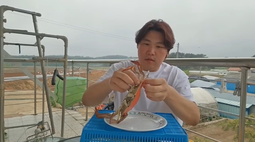 노란 수영복에 섹시한 몸매 어필하는 존예 처자