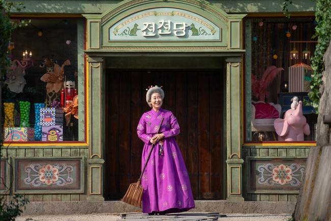노란 수영복에 섹시한 몸매 어필하는 존예 처자