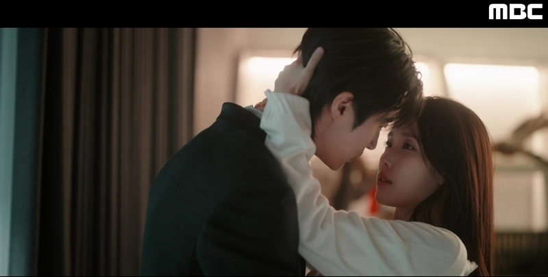 노란 수영복에 섹시한 몸매 어필하는 존예 처자