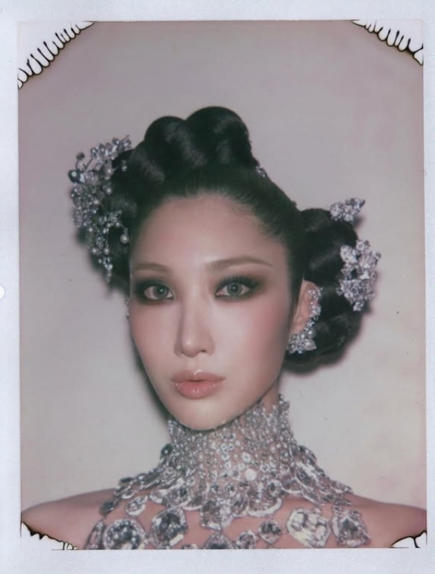 노란 수영복에 섹시한 몸매 어필하는 존예 처자