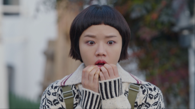 노란 수영복에 섹시한 몸매 어필하는 존예 처자