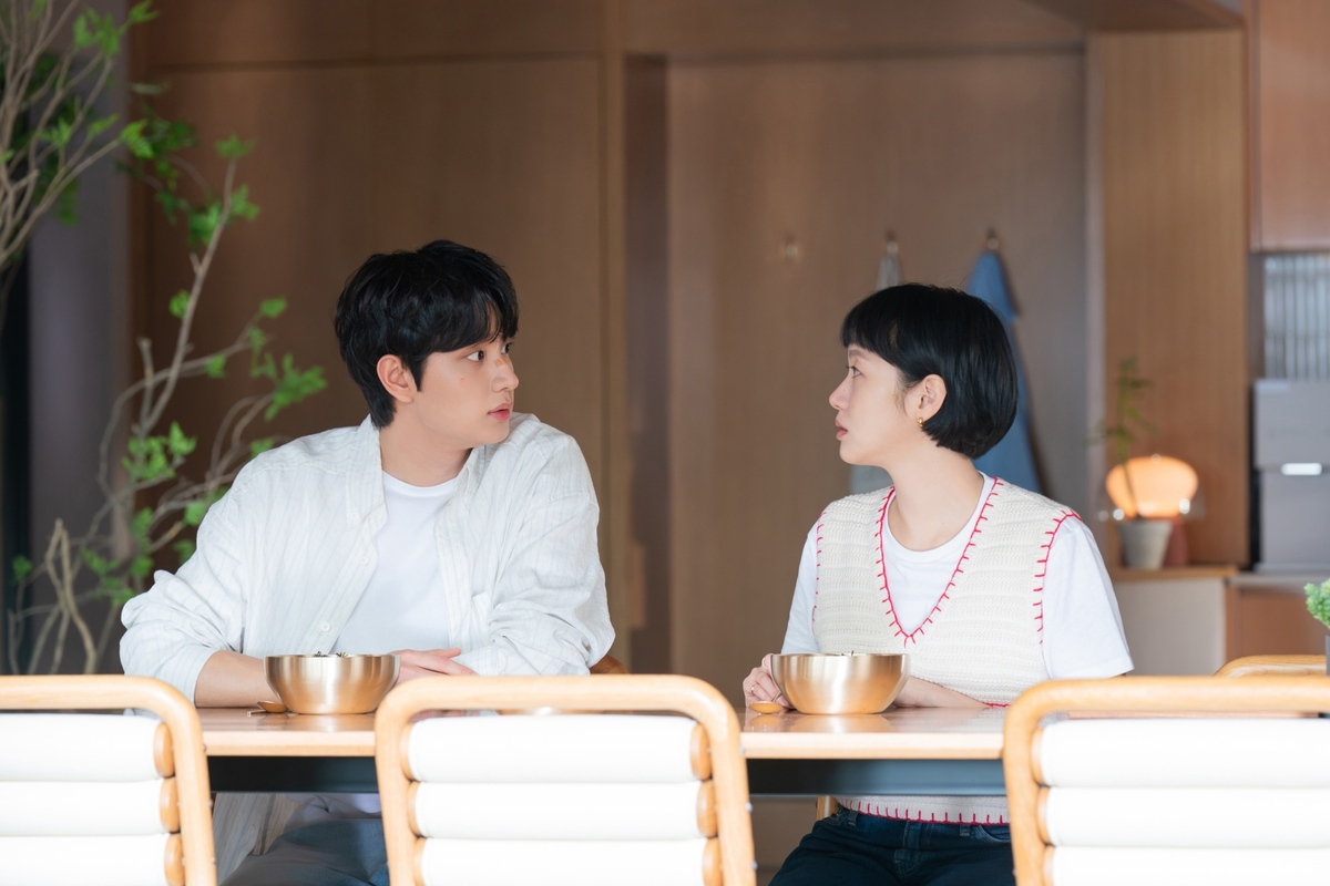 노란 수영복에 섹시한 몸매 어필하는 존예 처자