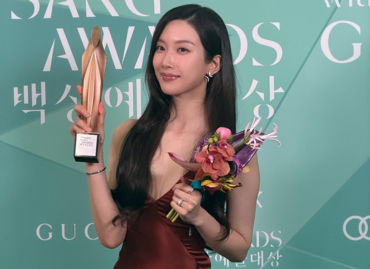 노란 수영복에 섹시한 몸매 어필하는 존예 처자