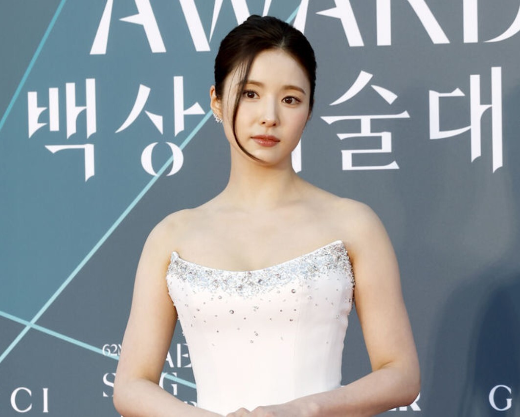 노란 수영복에 섹시한 몸매 어필하는 존예 처자