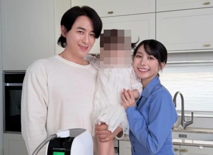 노란 수영복에 섹시한 몸매 어필하는 존예 처자