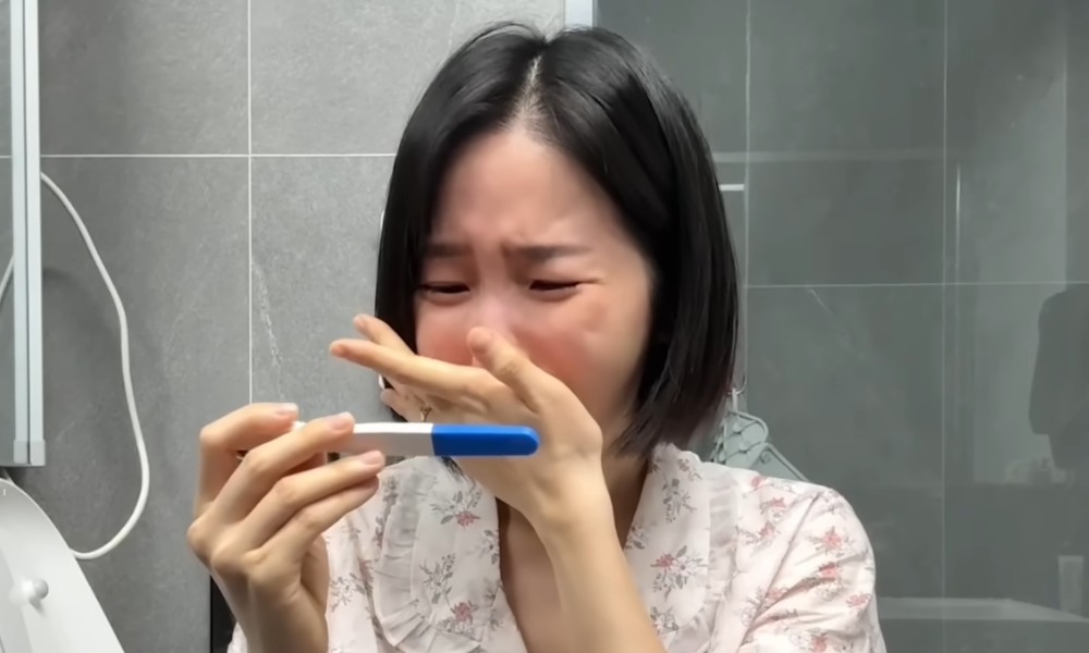노란 수영복에 섹시한 몸매 어필하는 존예 처자