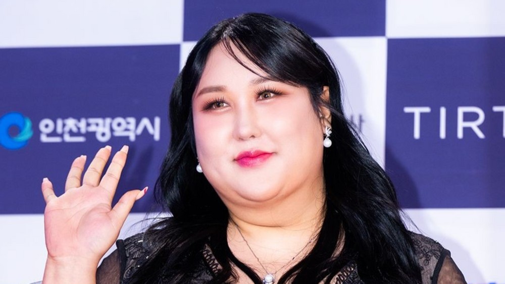 노란 수영복에 섹시한 몸매 어필하는 존예 처자