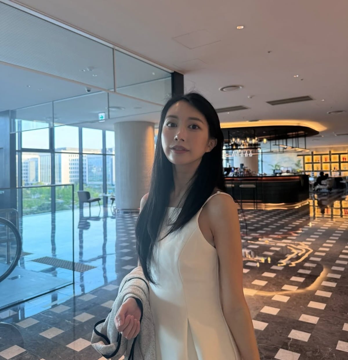 노란 수영복에 섹시한 몸매 어필하는 존예 처자