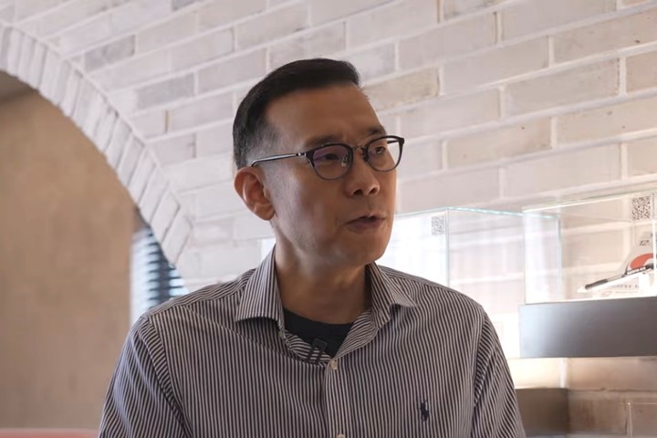 From Rapper to CEO! 'Show Me The Money' MC Kim Jin-pyo Reveals His New Life Leading a Writing Instrument Company From Rapper to CEO! 'Show Me The Money' MC Kim Jin-pyo Reveals His New Life Leading a Writing Instrument Company