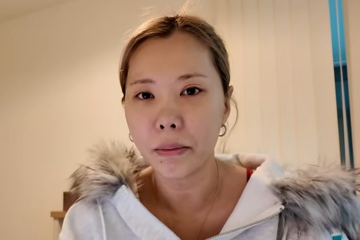 노란 수영복에 섹시한 몸매 어필하는 존예 처자