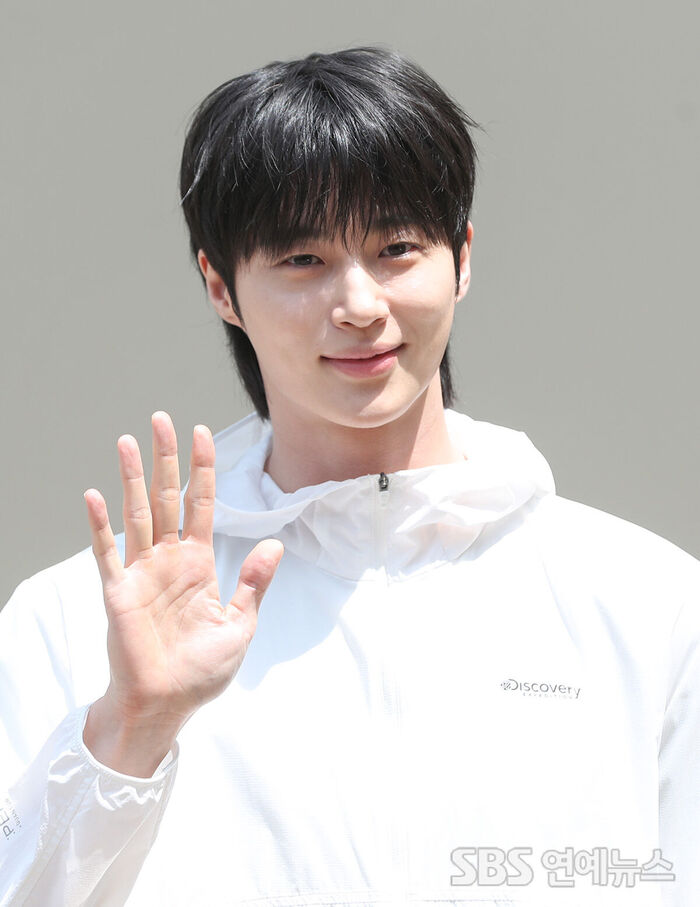 노란 수영복에 섹시한 몸매 어필하는 존예 처자