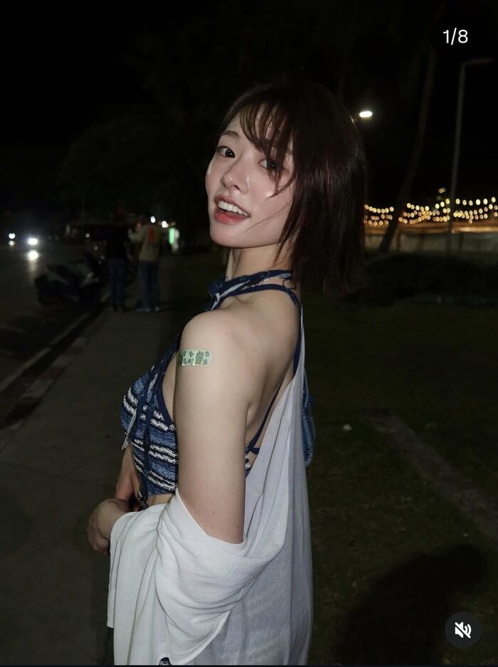 노란 수영복에 섹시한 몸매 어필하는 존예 처자