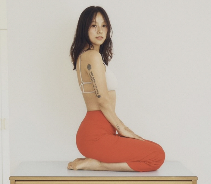 노란 수영복에 섹시한 몸매 어필하는 존예 처자