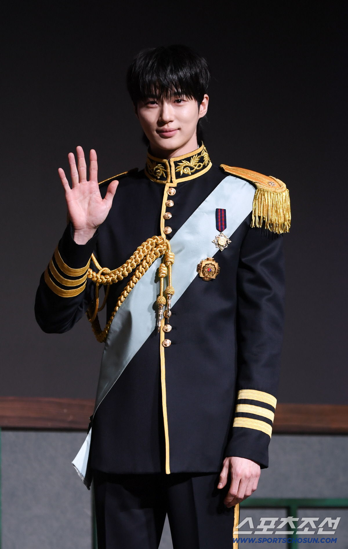 From Heart-Wrenching Tears to a Deep Gaze: Byeon Woo-seok Perfectly Embodies Grand Prince Ian in '21st Century Daegunbuin' From Heart-Wrenching Tears to a Deep Gaze: Byeon Woo-seok Perfectly Embodies Grand Prince Ian in '21st Century Daegunbuin'