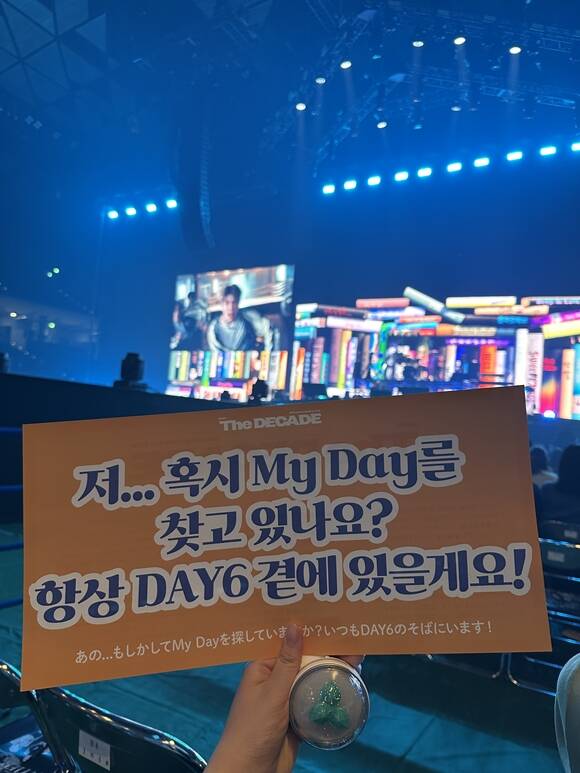 Fandoms create slogans to convey their sincerity to the artist. /Provided by reader