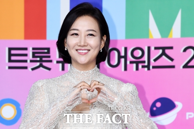 Why does a single word from Jang Yoon-jeong carry so much weight? She is evaluated as a figure who changed the flow of the trot market itself. The photo shows Jang Yoon-jeong on the red carpet at the 'Trot Music Awards 2024'.